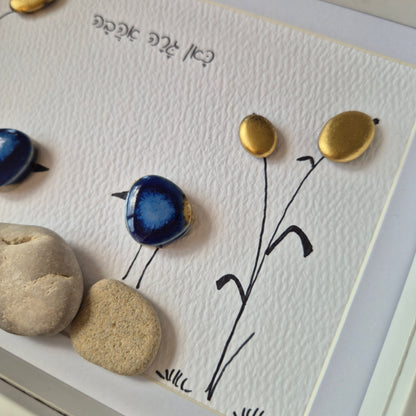 כאן גרה אהבה – יצירת קיר באבני קרמיקה כחולות וקני סוף מוזהבים