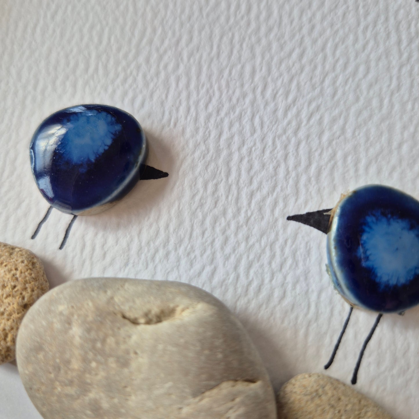 כאן גרה אהבה – יצירת קיר באבני קרמיקה כחולות וקני סוף מוזהבים