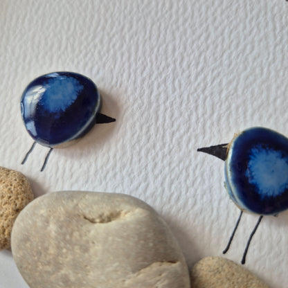 כאן גרה אהבה – יצירת קיר באבני קרמיקה כחולות וקני סוף מוזהבים